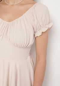 Born2be - Beżowa Sukienka z Bawełną Bufiastymi Rękawami i Falbankami Maveleira. Typ kołnierza: kołnierz z falbankami. Kolor: beżowy. Materiał: bawełna. Styl: elegancki #6