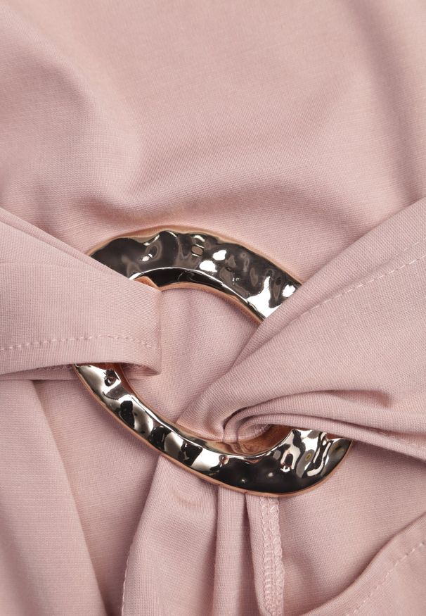 Born2be - Jasnoróżowa Wizytowa Sukienka Taliowana z Metaliczną Ozdobą Aroos. Okazja: na co dzień. Kolor: różowy. Wzór: aplikacja. Typ sukienki: proste. Styl: wizytowy