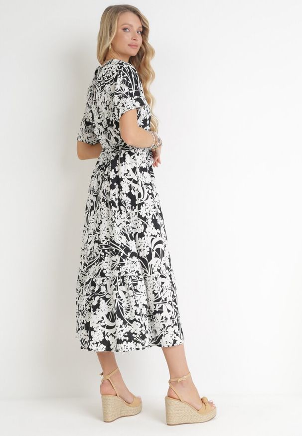 Born2be - Czarno-Biała Sukienka Gertisa. Okazja: na co dzień. Typ kołnierza: dekolt w serek, kołnierz z falbankami. Kolor: biały. Materiał: wiskoza. Długość rękawa: krótki rękaw. Wzór: kwiaty. Styl: casual, elegancki