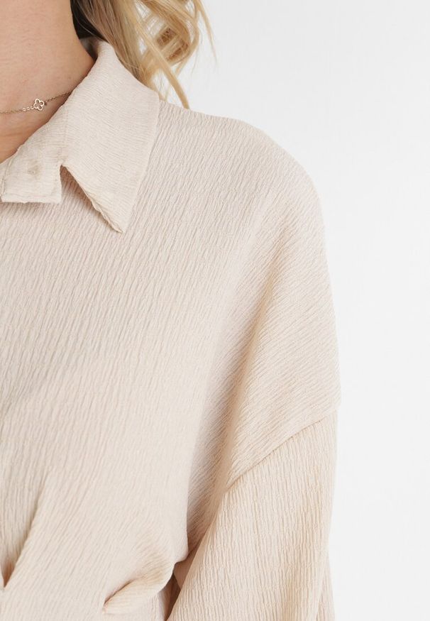 Born2be - Beżowa Taliowana Sukienka Koszulowa Mini Arukini. Kolor: beżowy. Typ sukienki: koszulowe. Długość: mini