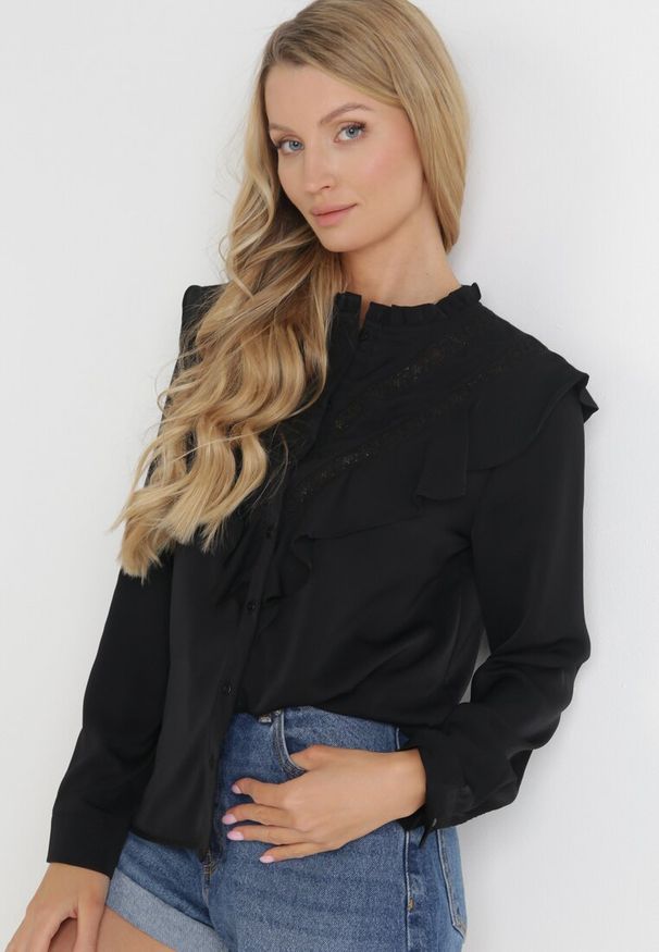 Born2be - Czarna Koszula z Ozdobnym Kołnierzem z Falbaną Acitani. Typ kołnierza: kołnierz z falbankami. Kolor: czarny. Materiał: tkanina, koronka. Długość rękawa: długi rękaw. Długość: długie. Wzór: gładki