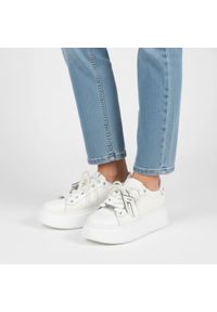 CheBello - Sneakersy damskie Chebello, cholewka ze skóry naturalnej gładkiej klasyczne sznurowanie ozdobne detale masywna podeszwa zapewniająca stabilność i wyg. Okazja: na co dzień. Zapięcie: sznurówki. Kolor: biały. Materiał: skóra. Szerokość cholewki: normalna. Wzór: gładki. Obcas: na platformie. Styl: klasyczny #1