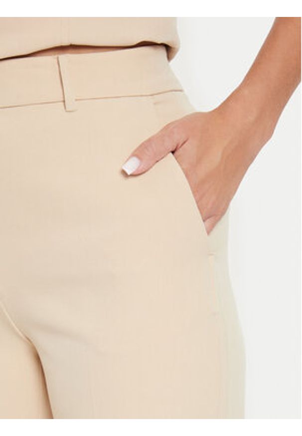 Guess Spodnie materiałowe W4YB30 WFWX2 Beżowy Regular Fit. Kolor: beżowy. Materiał: syntetyk