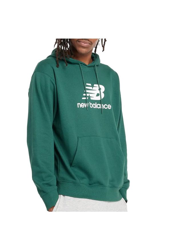 Bluza New Balance MT41501NWG - zielona. Okazja: na co dzień. Kolor: zielony. Materiał: bawełna, poliester, tkanina, dresówka. Wzór: aplikacja. Styl: klasyczny, casual