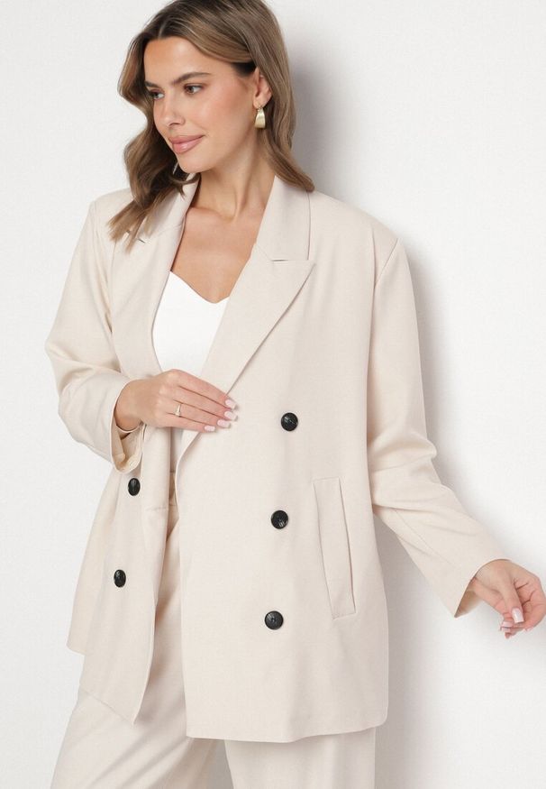 Born2be - Jasnobeżowa Dwurzędowa Marynarka o Pudełkowym Kroju Nilinne. Okazja: na co dzień, na spacer. Kolor: beżowy. Materiał: jeans. Styl: casual, elegancki