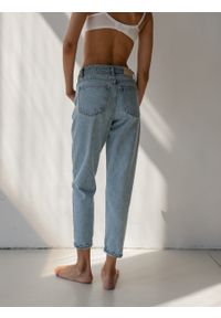 Marsala - Spodnie jeansowe typu mom fit w kolorze LIGHT BLUE JEANS - JUST-XS. Stan: podwyższony. Materiał: jeans. Wzór: gładki. Styl: klasyczny