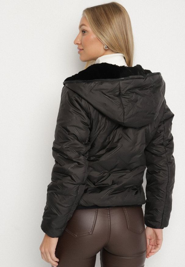 Born2be - Czarna Pikowana Kurtka z Kapturem o Dwustronnym Kroju Tahalia. Okazja: na spacer. Typ kołnierza: kaptur. Kolor: czarny. Materiał: poliester, wełna, futro, dzianina, jeans