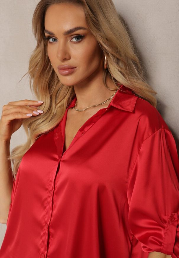 Renee - Czerwona Koszula z Rękawami z Możliwością Podwinięcia Zapinana na Guziki Tesafira. Okazja: na co dzień. Typ kołnierza: kołnierzyk klasyczny. Kolor: czerwony. Styl: klasyczny, elegancki, casual