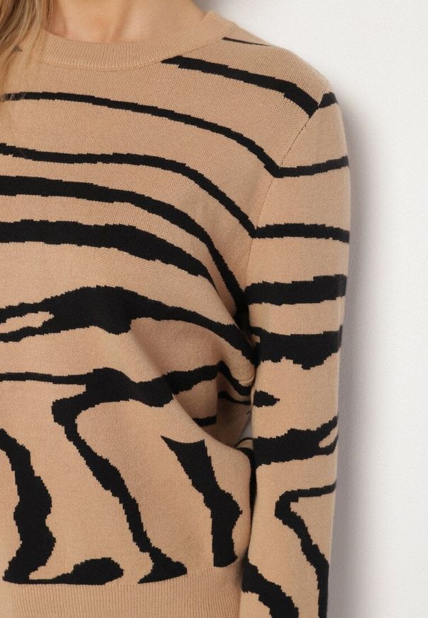 Born2be - Ciemnobeżowy Sweter o Prostym Kroju w Zebrę Unida. Okazja: na co dzień, do pracy, na spotkanie biznesowe. Kolor: beżowy. Materiał: jeans. Długość rękawa: długi rękaw. Długość: długie. Wzór: motyw zwierzęcy. Styl: biznesowy, casual, elegancki