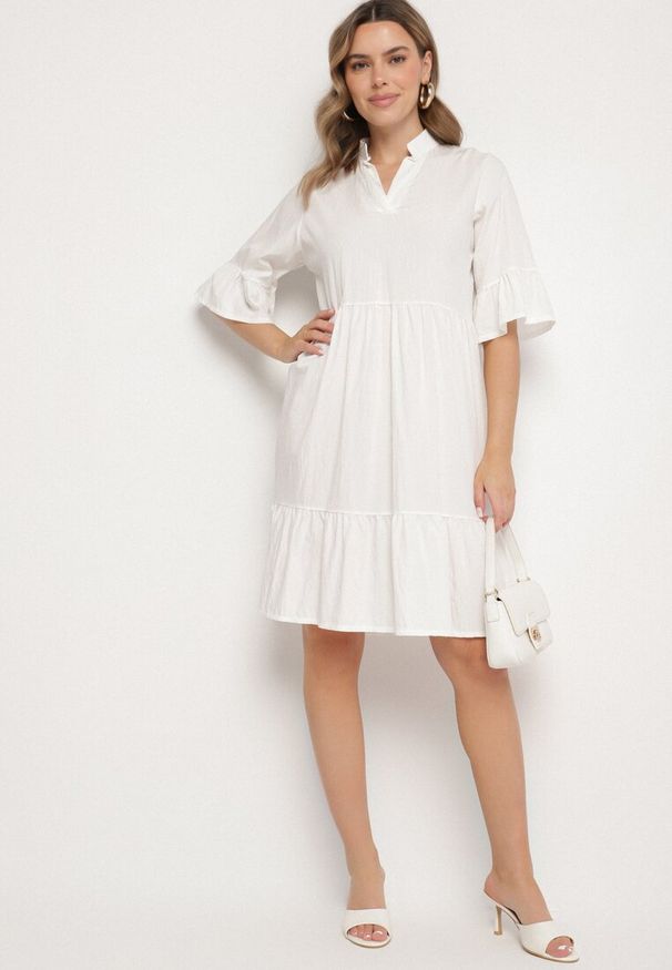 Born2be - Biała Sukienka Rozkloszowana z Wiskozą Ozdobiona Falbanami Eviriane. Okazja: na co dzień. Typ kołnierza: dekolt w serek. Kolor: biały. Materiał: wiskoza. Wzór: aplikacja. Typ sukienki: proste. Styl: casual