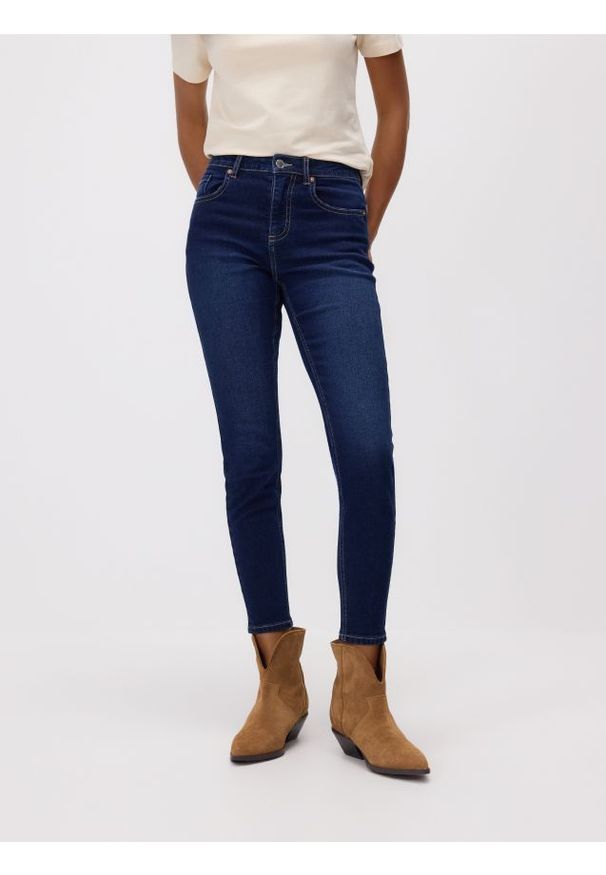 Reserved - Jeansy slim fit push up - granatowy. Kolor: niebieski. Materiał: jeans