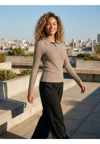 Sinsay - Koszulka polo z domieszką wiskozy - brązowy. Typ kołnierza: polo. Kolor: brązowy. Materiał: wiskoza #1