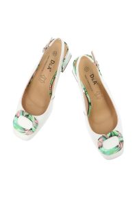 Czółenka damskie S.Barski, cholewka ze skóry naturalnej z elegancką broszką i stabilnym obcasem, zielone, LZ61-2010. Okazja: na ślub cywilny, na wesele, na imprezę. Zapięcie: pasek. Kolor: biały. Szerokość cholewki: normalna. Wzór: aplikacja. Materiał: skóra. Obcas: na obcasie. Styl: elegancki. Wysokość obcasa: średni #5