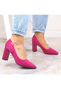 Czółenka zamszowe damskie na słupku fuksja T.Sokolski W23-402 różowe. Kolor: różowy. Materiał: zamsz. Obcas: na słupku #9