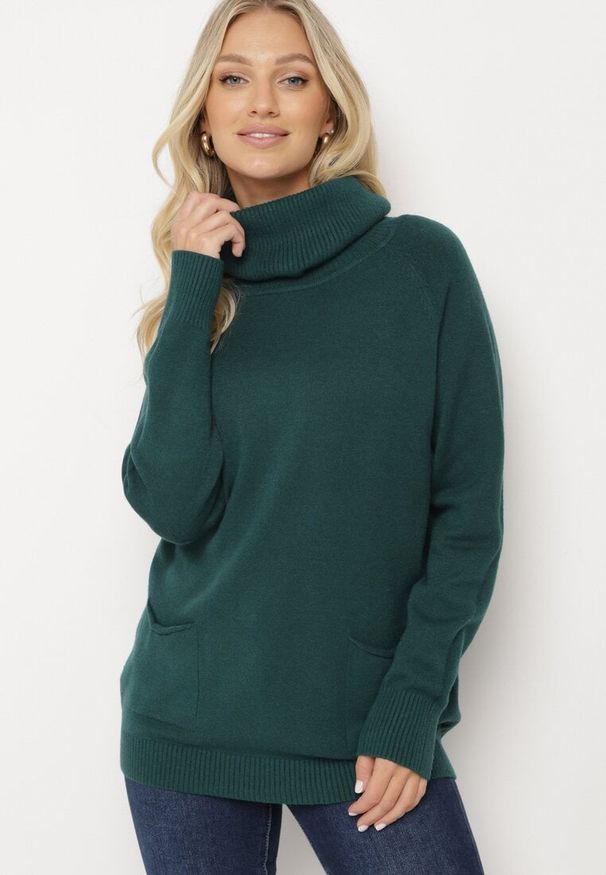 Born2be - Ciemnozielony Golf z Wiskozą Zdobiony Wsuwanymi Kieszonkami Viaela. Okazja: na co dzień. Typ kołnierza: golf. Kolekcja: plus size. Kolor: zielony. Długość: długie. Wzór: aplikacja. Materiał: wiskoza. Długość rękawa: długi rękaw. Styl: elegancki, casual