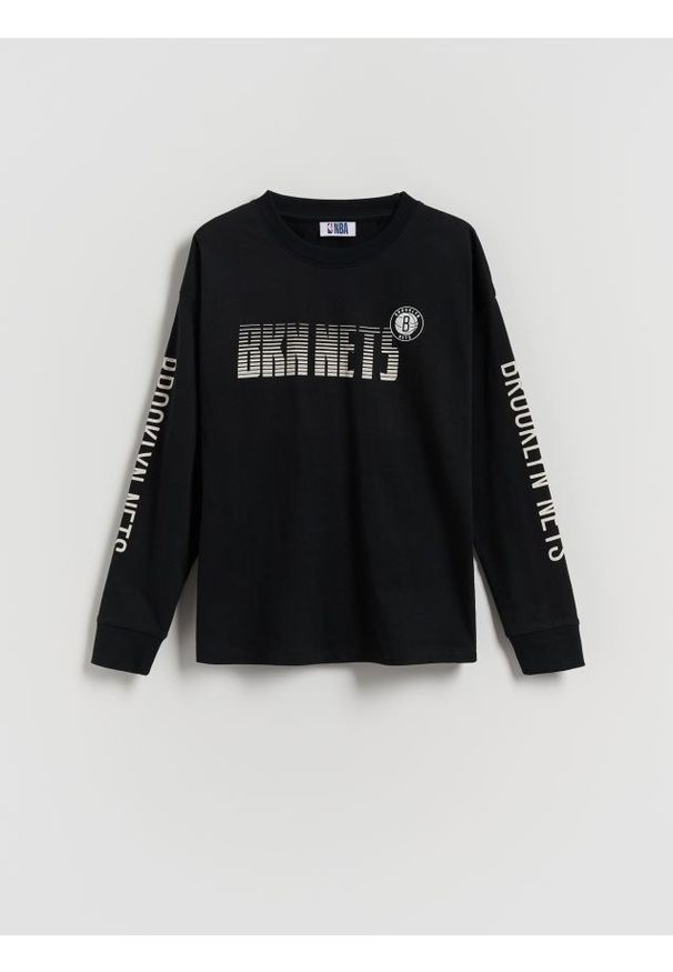 Reserved - Bawełniany longsleeve z nadrukiem NBA - czarny. Kolor: czarny. Materiał: bawełna. Długość rękawa: długi rękaw. Wzór: nadruk