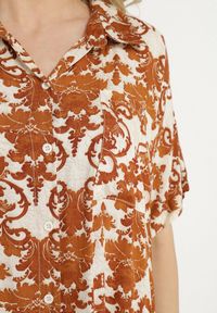 Born2be - Brązowa Pudełkowa Sukienka Koszulowa z Wiskozy w Ornamentalny Print Vanisse. Okazja: na co dzień. Kolor: brązowy. Materiał: wiskoza. Długość rękawa: krótki rękaw. Wzór: nadruk. Sezon: wiosna, lato. Typ sukienki: koszulowe. Styl: casual #2
