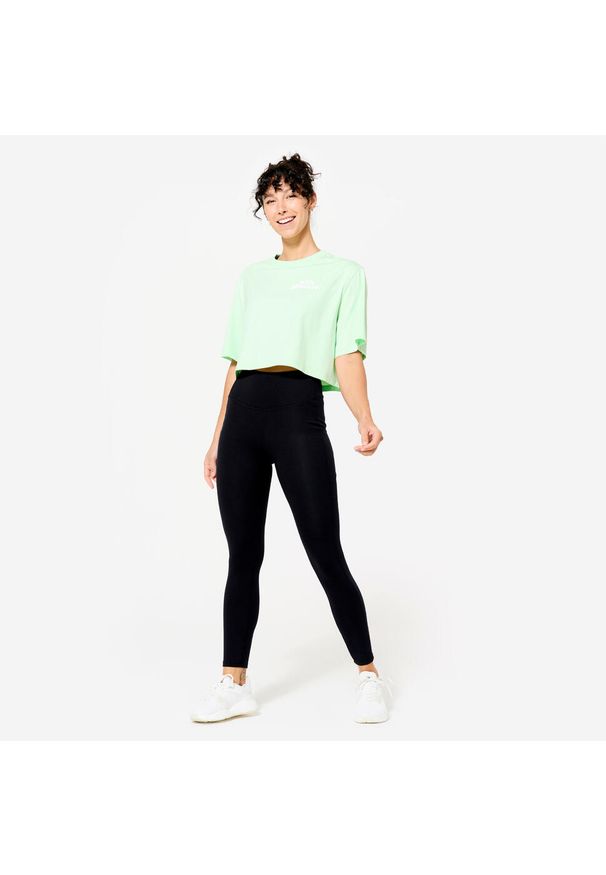 DOMYOS - Koszulka z krótkim rękawem damska Domyos Gym & Pilates crop top. Kolor: zielony. Materiał: materiał, włókno, lyocell, bawełna. Długość rękawa: krótki rękaw. Długość: krótkie. Sport: joga i pilates