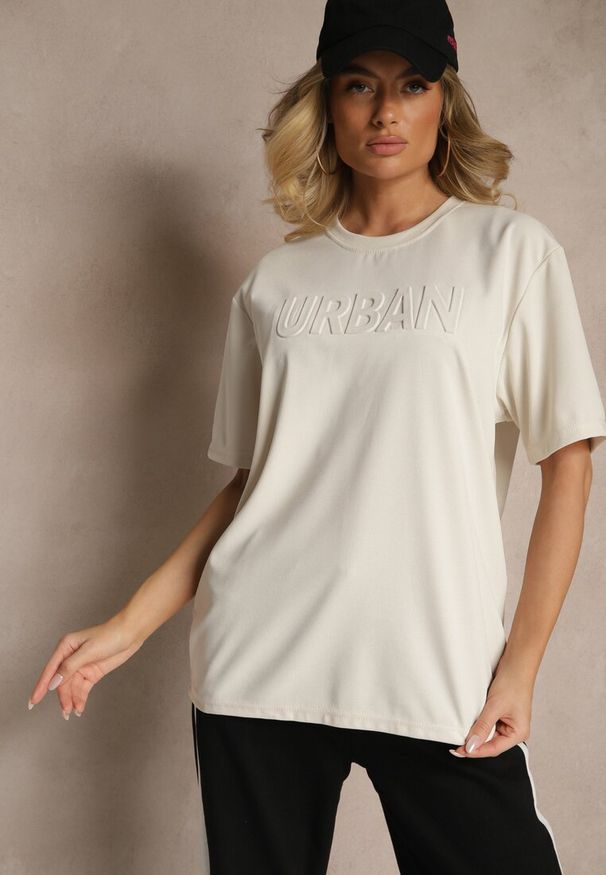 Renee - Jasnobeżowa Bawełniana Koszulka T-shirt z Tłoczonym Napisem Lunorina. Okazja: na co dzień, na imprezę. Kolor: beżowy. Materiał: bawełna. Wzór: napisy. Styl: elegancki, casual
