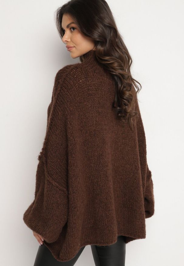 Born2be - Brązowy Golf z Wełną o Kroju Oversize z Obniżoną Linią Ramion Lilenae. Okazja: na co dzień. Typ kołnierza: golf. Kolor: brązowy. Materiał: wełna. Długość rękawa: długi rękaw. Długość: długie. Sezon: zima, jesień. Styl: elegancki, casual