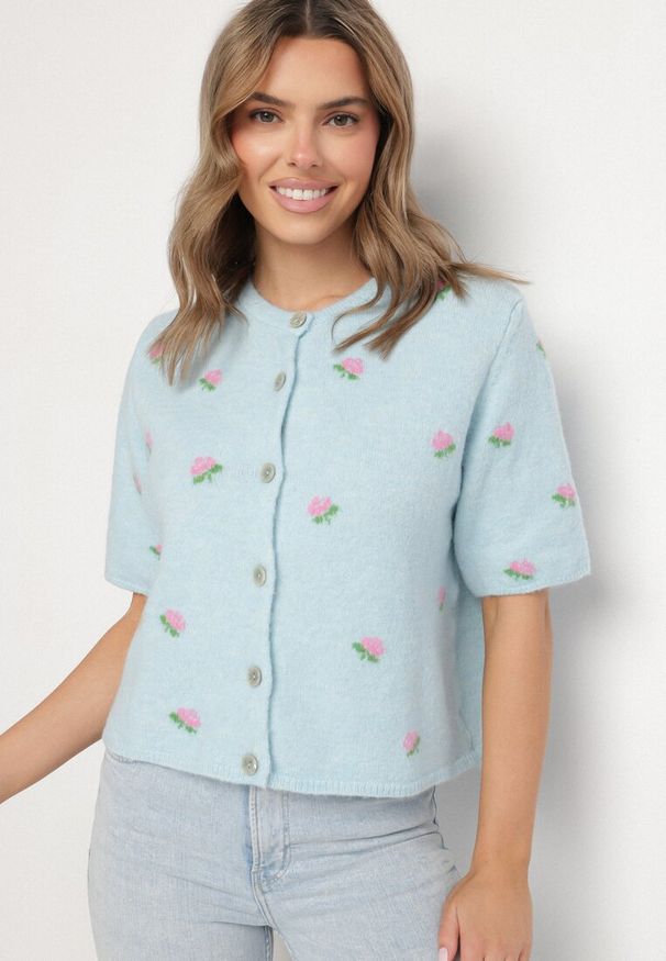 Born2be - Niebieski Sweter Kardigan z Krótkim Rękawem z Wełną w Ozdobny Print Korinelia. Okazja: na co dzień. Kolor: niebieski. Materiał: wełna. Długość rękawa: krótki rękaw. Długość: krótkie. Wzór: nadruk. Styl: elegancki, casual