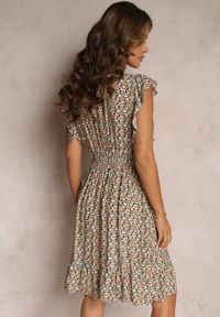 Renee - Beżowo-Zielona Wiskozowa Sukienka Mini z Gumkami w Pasie w Kwiatki Reeves. Typ kołnierza: dekolt kopertowy, kołnierz z falbankami. Kolor: beżowy. Materiał: wiskoza. Wzór: kwiaty. Typ sukienki: kopertowe, rozkloszowane. Długość: mini #3