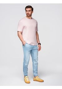 Ombre Clothing - Spodnie męskie JOGGERY jeansowe z efektem sprania - jasnoniebieskie V1 - Rozmiar: S. Okazja: na co dzień. Kolor: niebieski. Materiał: jeans. Wzór: aplikacja. Styl: casual, elegancki #7