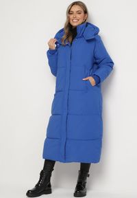 Born2be - Niebieska Pikowana Kurtka o Długim Fasonie z Odpinanym Kapturem Daivera. Okazja: na spacer. Kolor: niebieski. Materiał: dzianina. Długość: długie. Sezon: zima #2