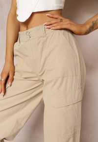 Renee - Beżowe Bawełniane Spodnie z Gumeczkami Przy Nogawkach Moye. Kolor: beżowy. Materiał: bawełna #2