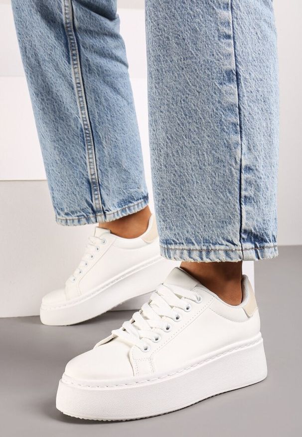 Born2be - Biało-Beżowe Casualowe Sneakersy na Grubej Podeszwie Tiadonia. Okazja: na co dzień. Kolor: biały. Materiał: jeans. Obcas: na platformie