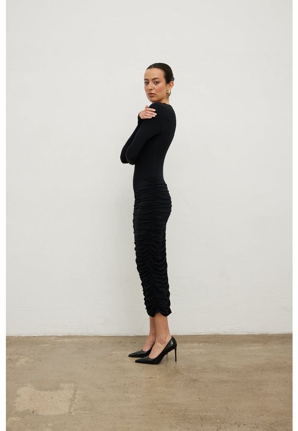 Marsala - Sukienka z marszczeniami w kolorze TOTALLY BLACK - PIURA. Okazja: na randkę. Materiał: skóra, wiskoza, elastan. Długość rękawa: długi rękaw. Styl: elegancki. Długość: maxi