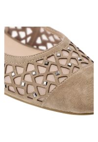 Sandały damskie S.Barski, ze skóry naturalnej z ażurową cholewką i niskim ozdobnym obcasem, beżowe, CR61-3019. Okazja: na co dzień. Zapięcie: pasek. Kolor: beżowy. Wzór: ażurowy. Materiał: skóra. Sezon: lato. Obcas: na obcasie. Styl: casual, elegancki, klasyczny, wizytowy. Wysokość obcasa: średni #2