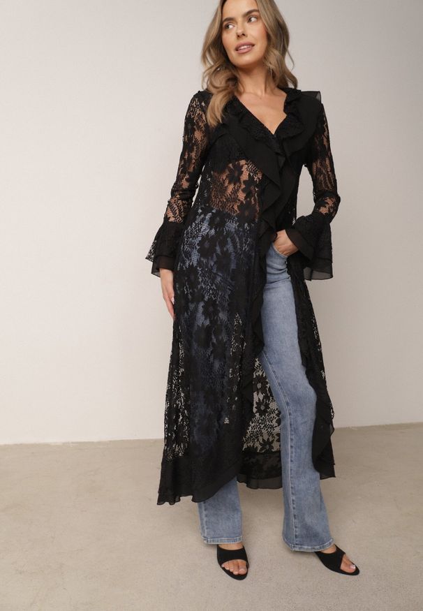 Born2be - Czarna Narzutka Plażowa o Fasonie Długiej Sukienki z Koronki Ozdobiona Falbankami Araqiel. Okazja: na plażę. Typ kołnierza: kołnierz z falbankami. Kolor: czarny. Materiał: koronka. Wzór: aplikacja, koronka. Sezon: lato. Styl: wakacyjny