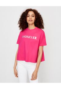 MONCLER - Różowa koszulka z logo. Kolor: różowy, wielokolorowy, fioletowy. Materiał: bawełna. Wzór: nadruk. Styl: sportowy