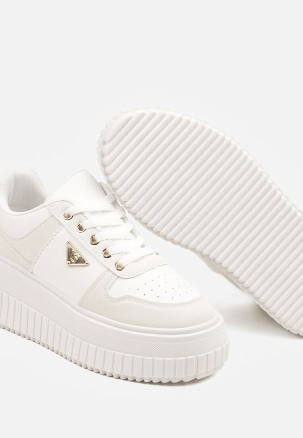 Born2be - Białe Sneakersy Vices na Grubej Podeszwie z Tłoczeniem i Aplikacją Trójkąta Woriri. Nosek buta: okrągły. Zapięcie: sznurówki. Kolor: biały. Materiał: jeans. Wzór: aplikacja