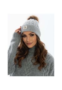 Czapka damska Peterson PTN HAT-06 szara. Kolor: szary. Materiał: akryl. Wzór: aplikacja, ze splotem. Sezon: jesień, zima. Styl: elegancki