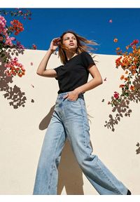 Sinsay - Koszulka - czarny. Kolor: czarny. Materiał: bawełna. Długość rękawa: krótki rękaw. Długość: krótkie #1