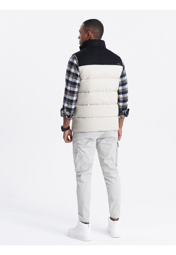 Ombre Clothing - Męski pikowany bezrękawnik w kontrastowych kolorach - kremowy V1. Kolor: kremowy. Materiał: poliester, materiał. Długość rękawa: bez rękawów. Wzór: aplikacja