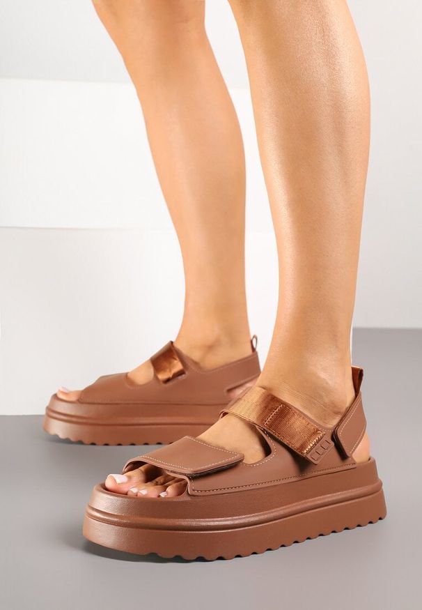 Renee - Brązowe Sandały Chunky na Platformie z Zapięciem na Rzep Lorovia. Okazja: na co dzień. Zapięcie: rzepy. Kolor: brązowy. Obcas: na platformie. Styl: casual
