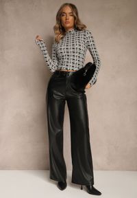 Renee - Biało-Czarna Bluzka Longsleeve z Golfem z Bawełny w Geometryczny Print Zadanevia. Okazja: na co dzień, na spacer. Typ kołnierza: golf. Kolor: biały. Materiał: bawełna. Długość rękawa: długi rękaw. Wzór: geometria, nadruk. Styl: casual, elegancki #2