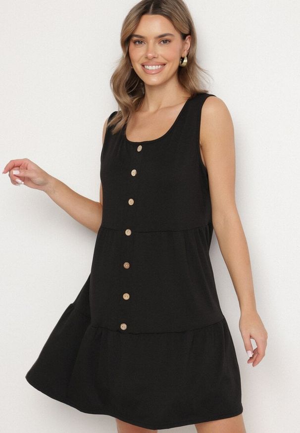 Born2be - Czarna Sukienka o Rozkloszowanym Kroju na Szerokich Ramiączkach z Guzikami Saniella. Okazja: na co dzień. Kolor: czarny. Długość rękawa: na ramiączkach. Typ sukienki: rozkloszowane. Styl: elegancki, klasyczny, casual