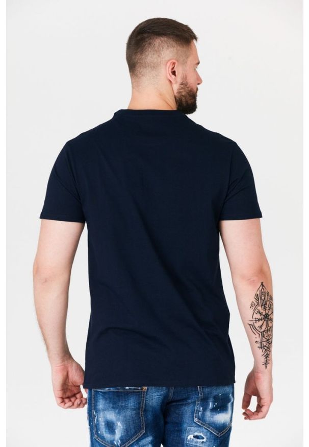 Guess - GUESS Granatowy t-shirt męski z turkusowym logo, Rozmiar S. Kolor: niebieski. Wzór: aplikacja