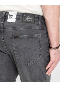 Lee - MĘSKIE SPODNIE JEANSOWE LEE AUSTIN DARK SMOKE 112355803. Okazja: na co dzień. Styl: elegancki, klasyczny, casual #4