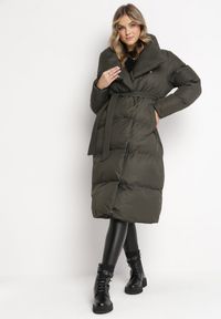 Born2be - Ciemnozielona Kurtka Płaszcz Zapinana na Napy Ukryte pod Plisą z Kieszeniami i Paskiem Ritallas. Okazja: na co dzień, na spacer. Kolor: zielony. Materiał: jeans. Długość: długie. Sezon: jesień. Styl: casual, elegancki #6