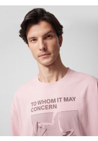 outhorn - T-shirt oversize z nadrukiem męski - różowy. Kolor: różowy. Materiał: materiał, bawełna, dzianina, prążkowany. Długość: długie. Wzór: nadruk. Sezon: wiosna #7