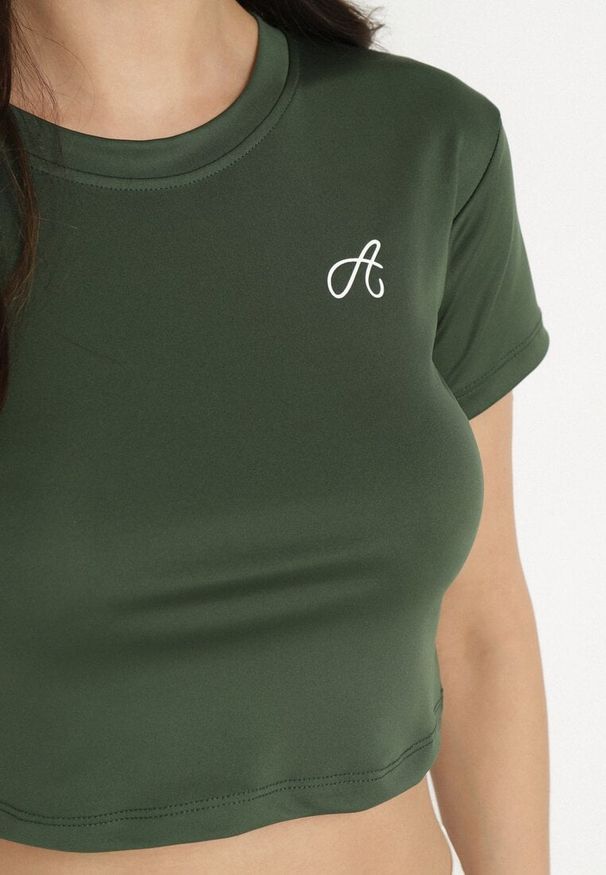 Born2be - Ciemnozielony T-shirt Crop Top Ozdobiony Literką Koliviela. Okazja: na co dzień. Kolor: zielony. Materiał: jeans. Długość: krótkie. Wzór: aplikacja. Styl: elegancki, casual