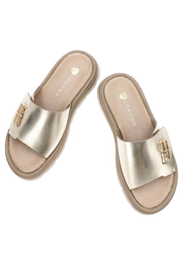 Złote Klapki Armodo Stylowe Płaskie Obuwie Damskie. Okazja: na spacer, na co dzień. Kolor: złoty. Materiał: jeans. Sezon: lato. Styl: elegancki