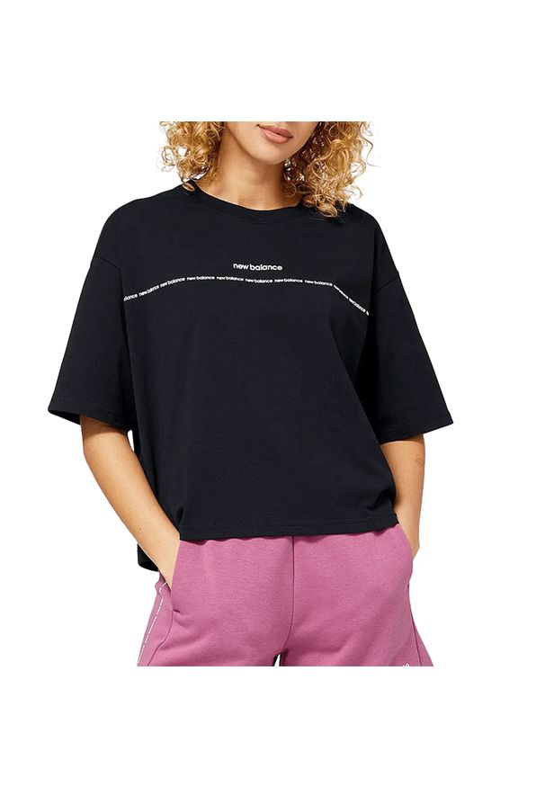 Koszulka New Balance WT23519BK - czarna. Kolor: czarny. Materiał: bawełna. Długość rękawa: krótki rękaw. Długość: krótkie. Wzór: aplikacja