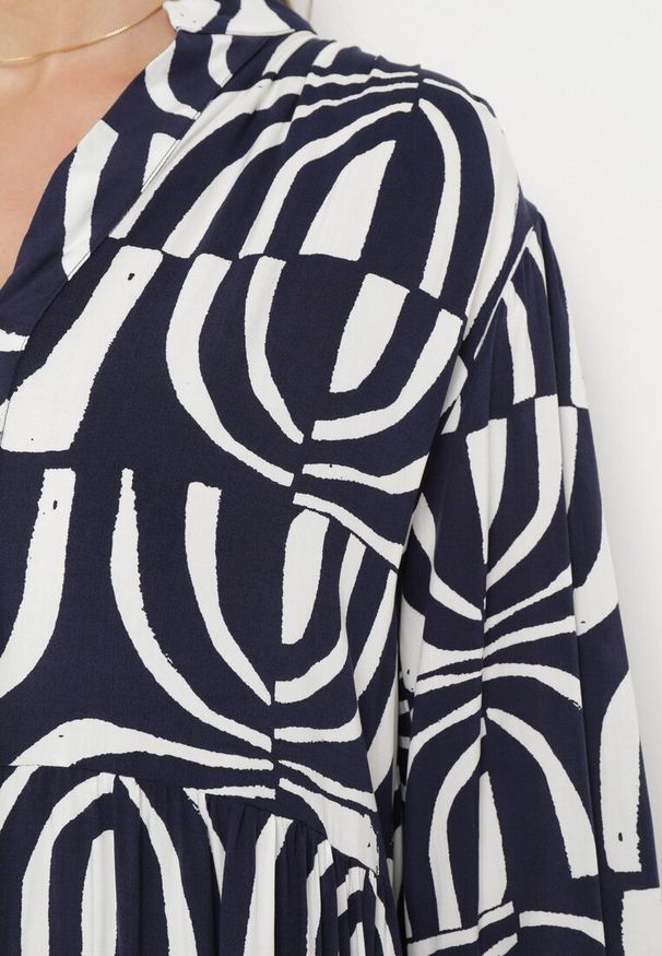 Born2be - Granatowo-Biała Sukienka Długa Rozkloszowana w Geometryczny Print o Koszulowym Kroju Verdana. Kolor: niebieski. Materiał: tkanina. Wzór: geometria, nadruk. Sezon: lato. Typ sukienki: koszulowe. Styl: klasyczny. Długość: maxi