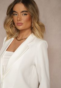 Renee - Biała Marynarka z Imitacją Kieszeni i Usztywnioną Linią Ramion Vivissea. Okazja: na spotkanie biznesowe, na co dzień. Kolor: biały. Materiał: jeans. Wzór: aplikacja. Styl: klasyczny, casual, elegancki, biznesowy